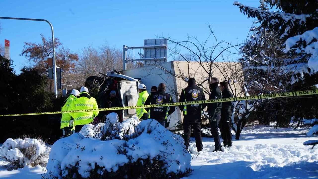 Erzurum'da kamyon refüje çıkıp devrildi; çarptığı ağaç kökünden söküldü