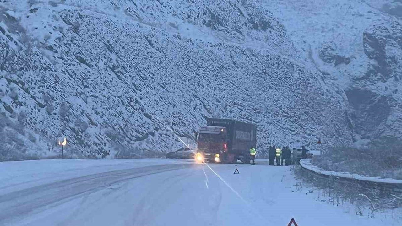 Erzurum'da Kar ve Buzlanma Nedeniyle Erzincan Yolu Ağır Tonajlı Araçlara Kapalı