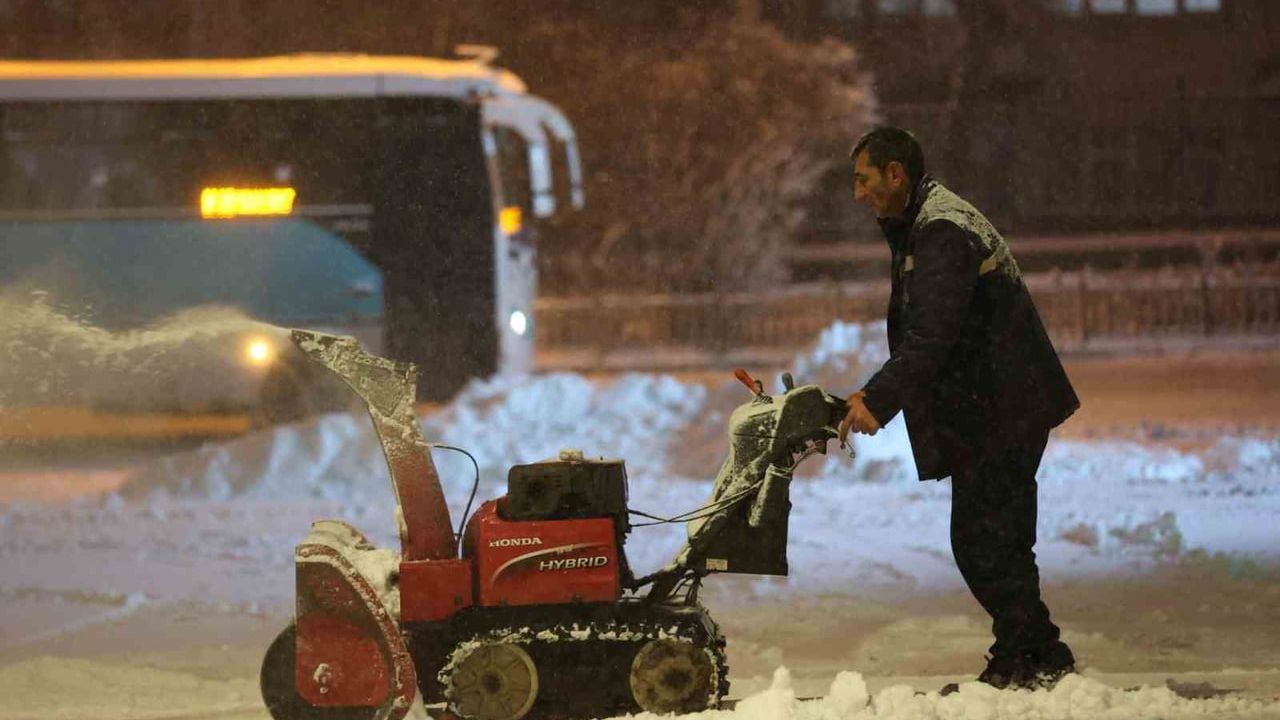 Erzurum'da karla mücadele: Büyükşehir ekipleri 7/24 sahada