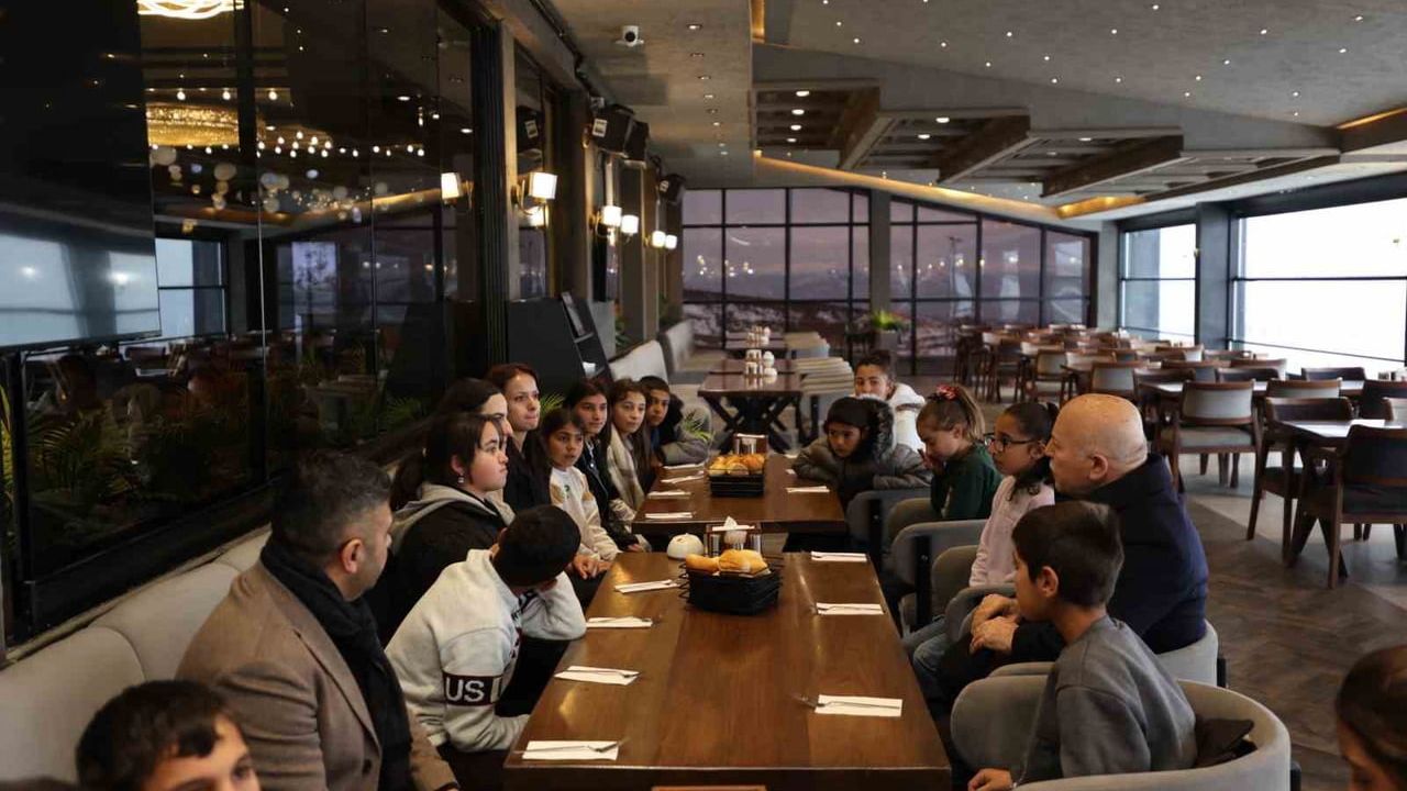 Erzurum'da Köy Çocukları Palandöken'de İlk Gondol Deneyimini Yaşadı