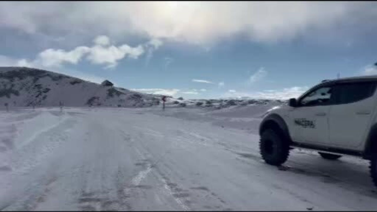 Erzurum'da off-road ekibi Palandöken'de karda mahsur kalan sürücüyü kurtardı