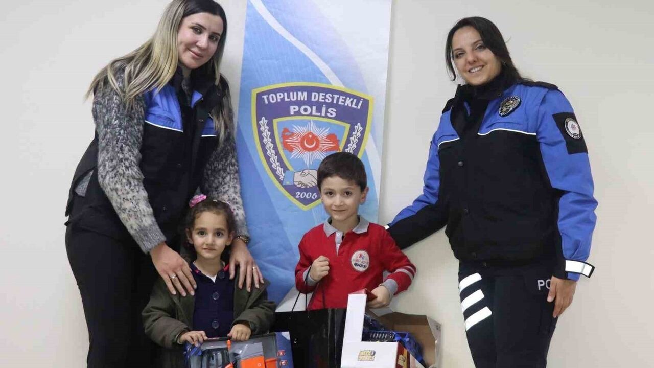 Erzurum'da polis, kaybolan oyuncağı için yardım isteyen çocuğu sevindirdi