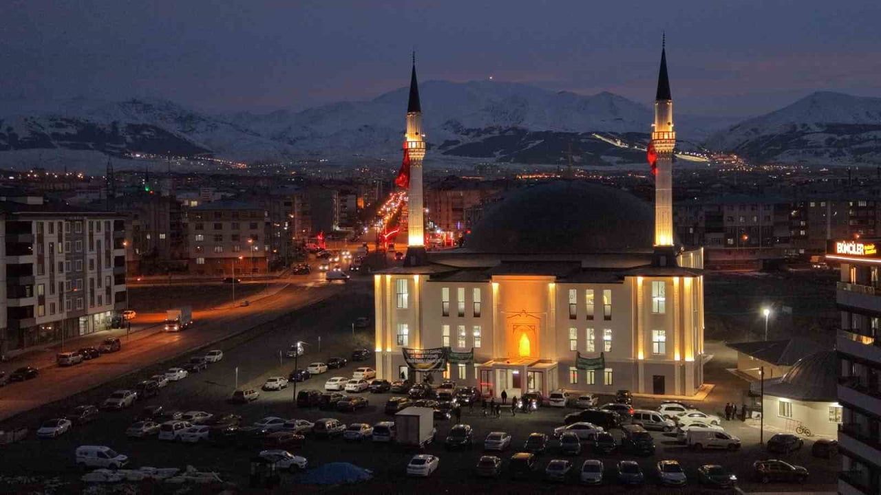 Erzurum'da Regaip Kandili'nde Yıldız Kardeşler Camii'nde Sakal-ı Şerif ziyarete açıldı
