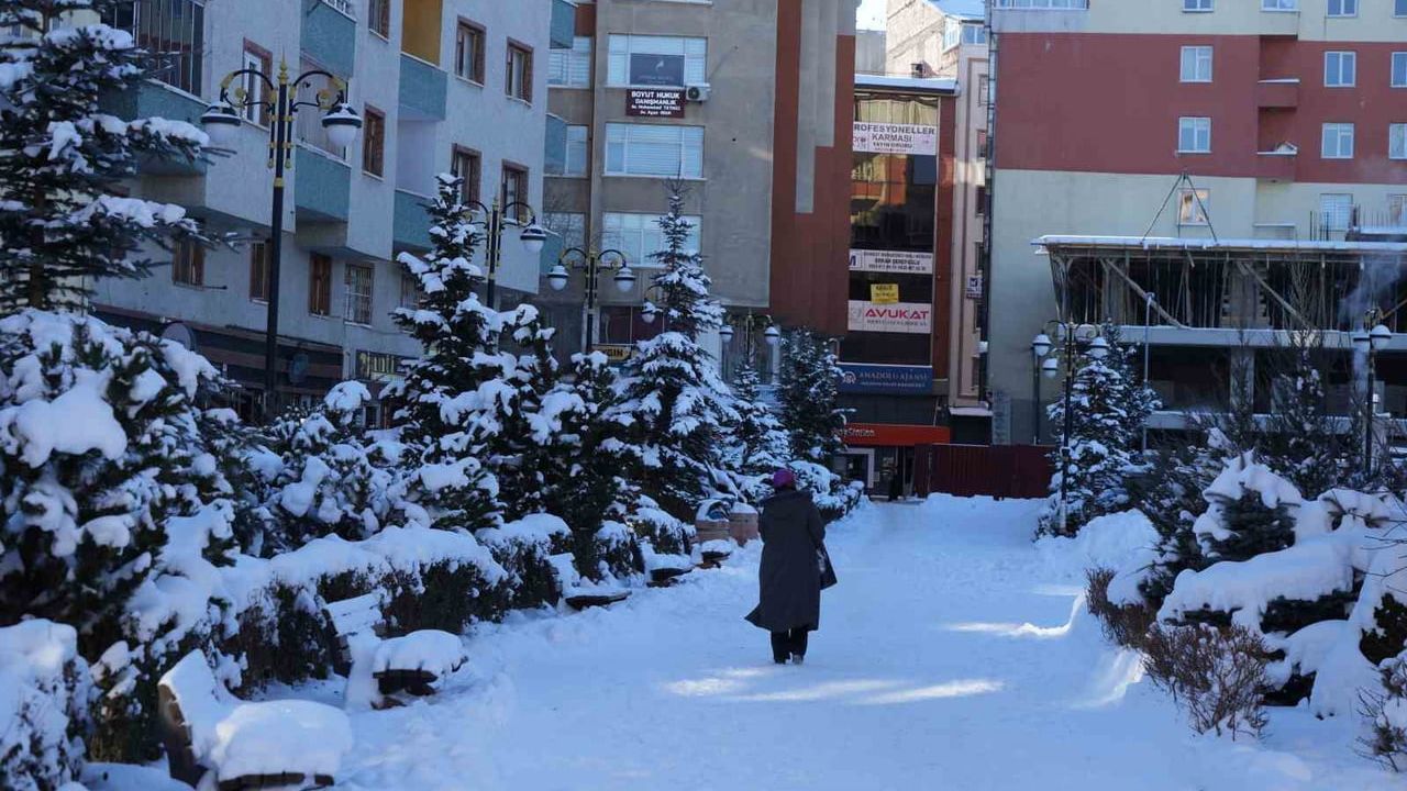 Erzurum’da soğuk hava etkili: Karaçoban -30.3 derece, Palandöken’de kar 1 metre 54 santimi