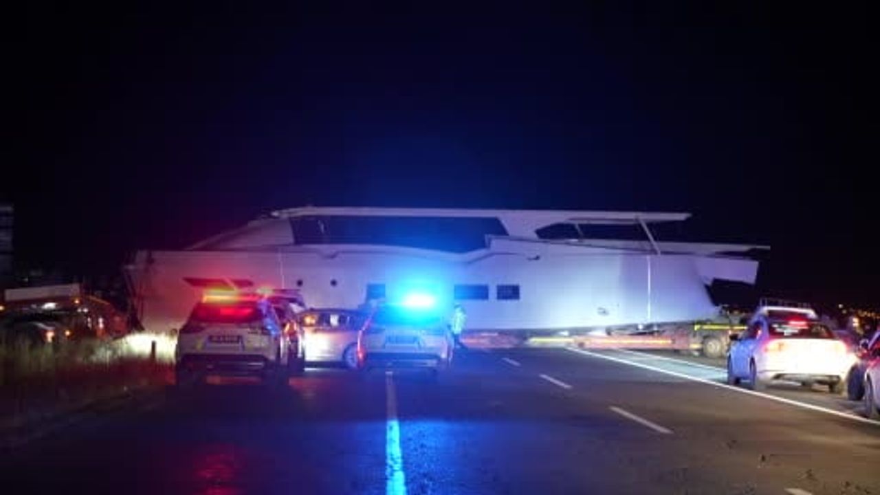 Erzurum'da yat yüklü tır manevra sırasında durdu; karayolu kısa süreliğine kapandı