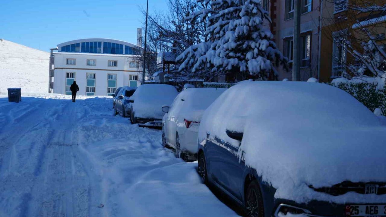 Erzurum’da Yoğun Kar Yağışı: 1.315 Köy Yolu Ulaşıma Kapandı, Meteoroloji Uyardı