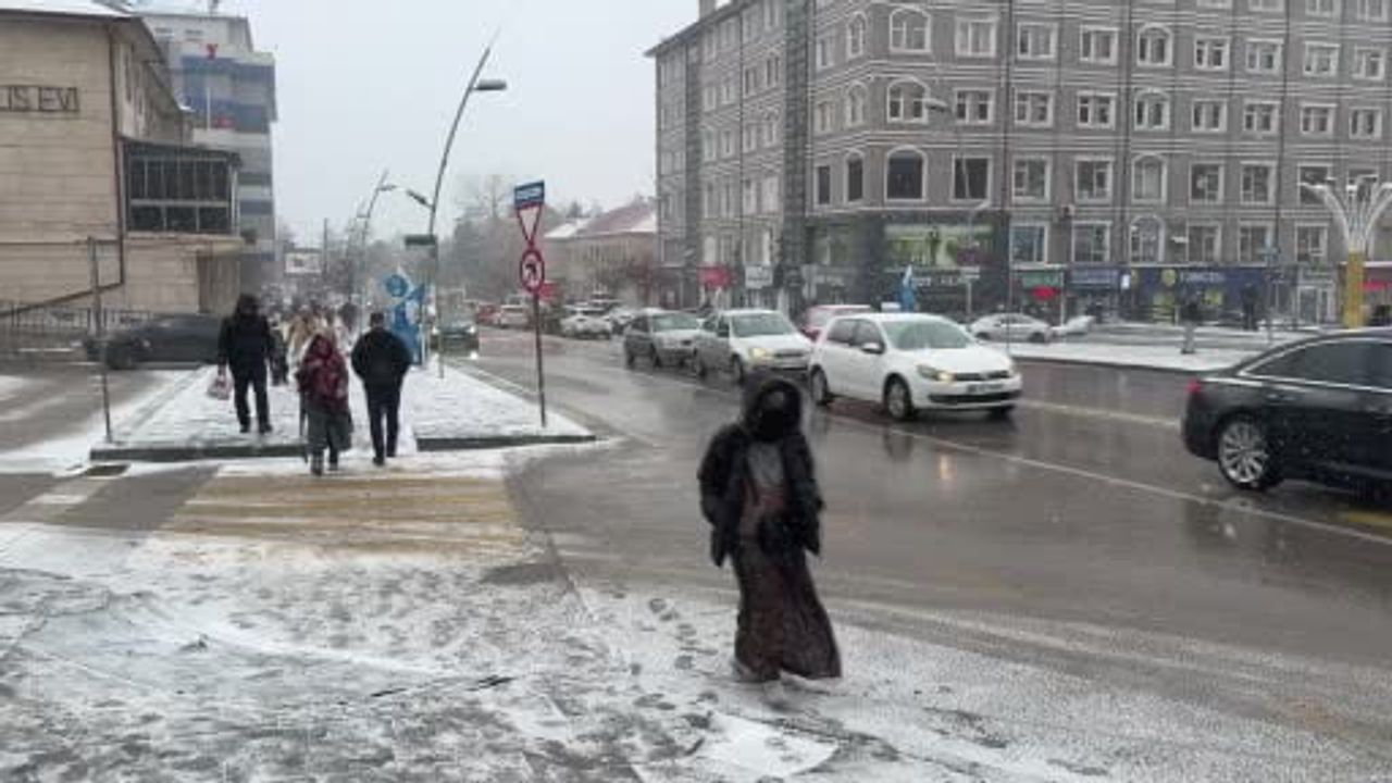 Erzurum'da Yoğun Kar Yağışı: Meteoroloji 5-20 cm Uyarısı