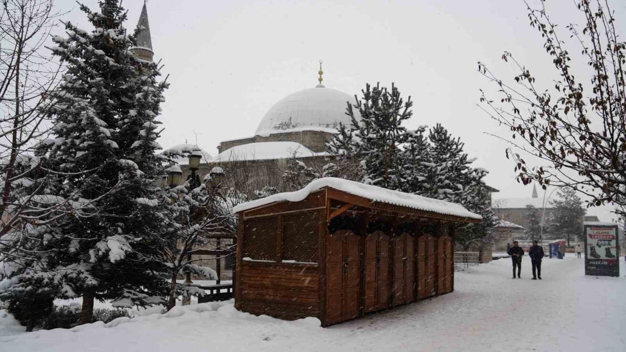 Erzurum'da Yoğun Kar Yağışı Ulaşımı Aksattı; Palandöken Kayak Merkezi Kayakseverleri Sevindirdi