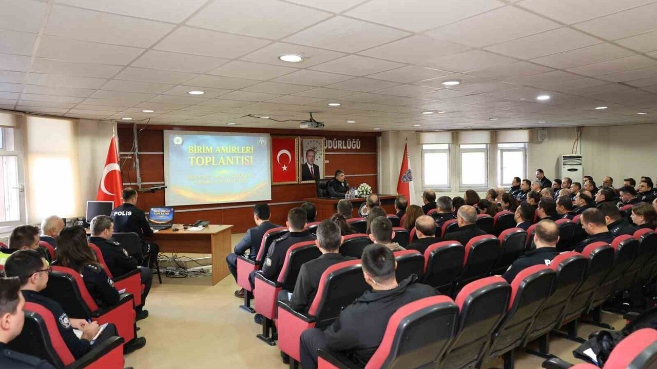 Erzurum Emniyeti 'Birim Amirleri Toplantısı'nda asayiş ve trafik güvenliğini değerlendirdi