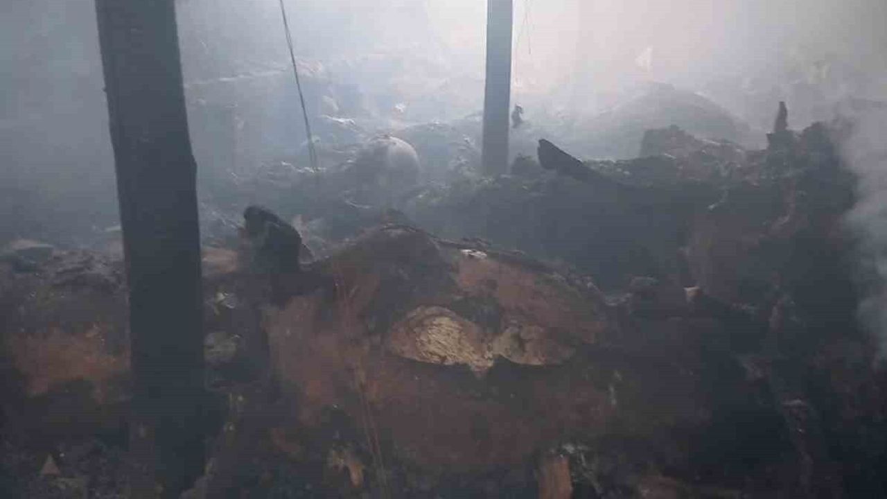 Erzurum Hınıs'ta ahır ve samanlık yangını: 21 büyükbaş hayvan telef oldu