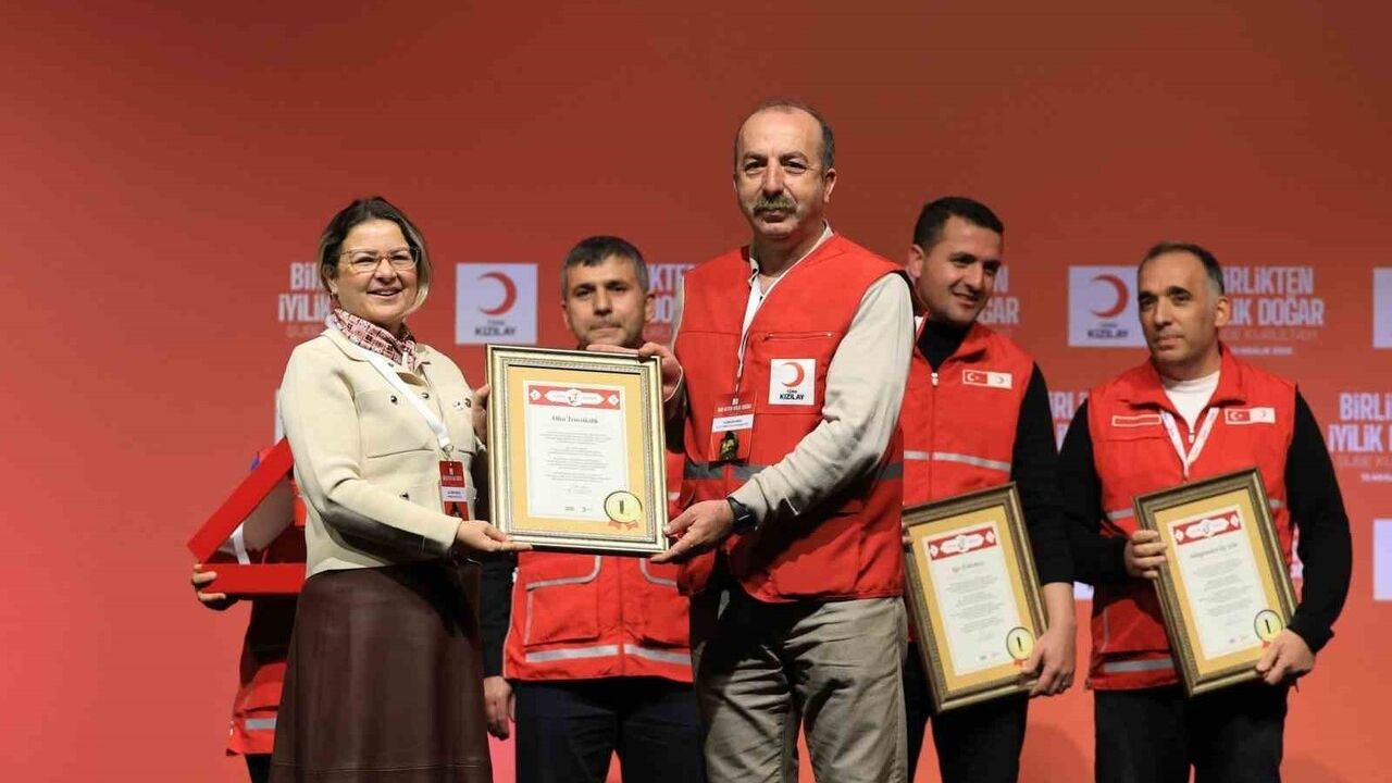 Erzurum Kızılay Şubesi İstanbul Kurultayı'ndan 3 Ödülle Döndü