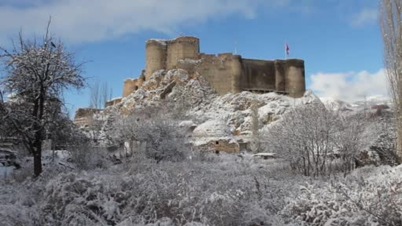 Erzurum Oltu'da 35 mahalle yolu kar nedeniyle ulaşıma kapandı; ekipler gece boyu çalıştı