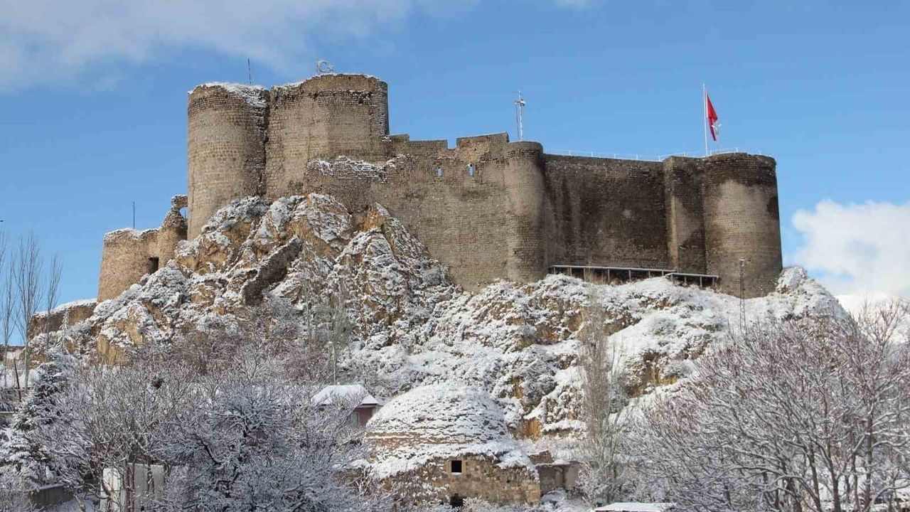Erzurum Oltu’da yoğun kar: 35 mahalle yolu kapandı, açma çalışmaları sürüyor