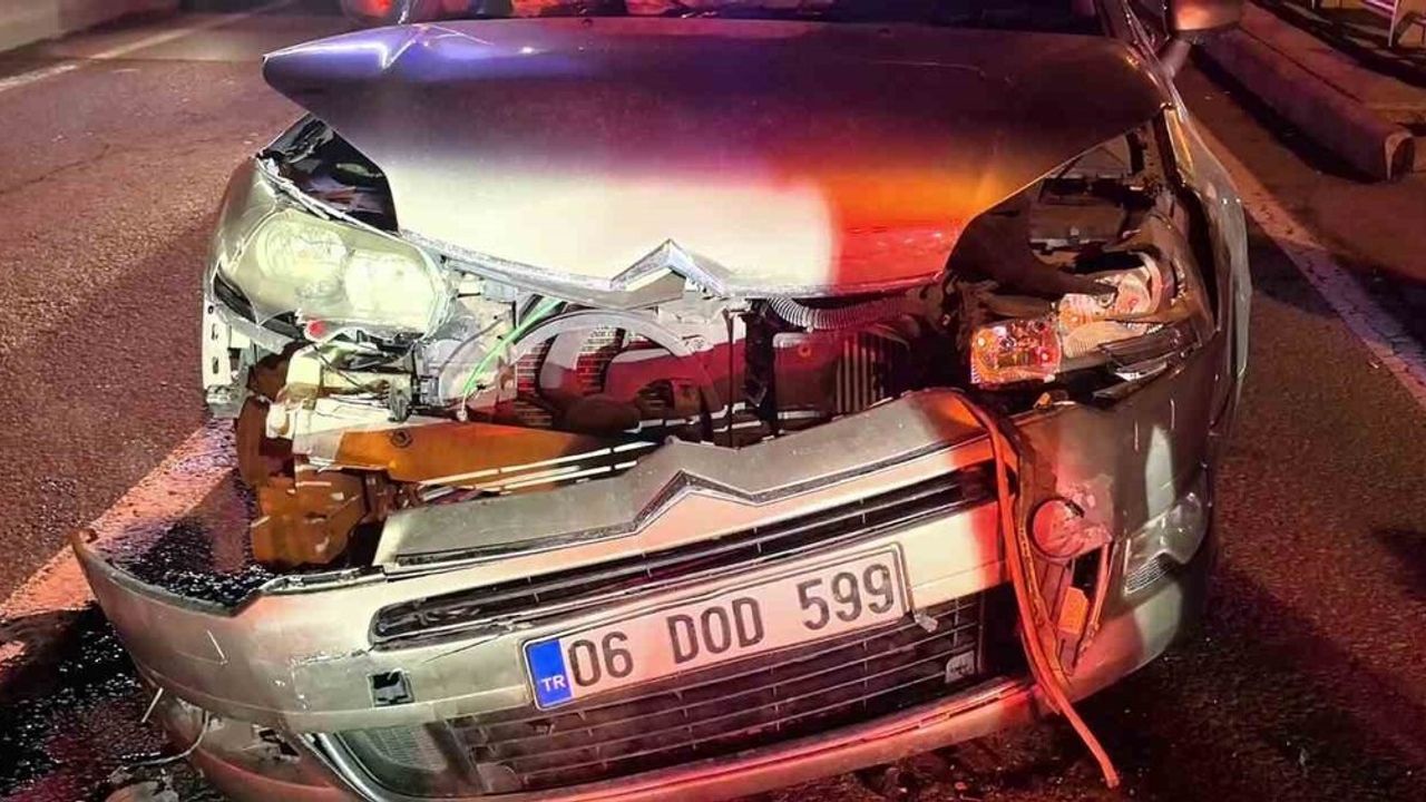 Erzurum Şehir Hastanesi kavşağında üç aracın karıştığı zincirleme kaza