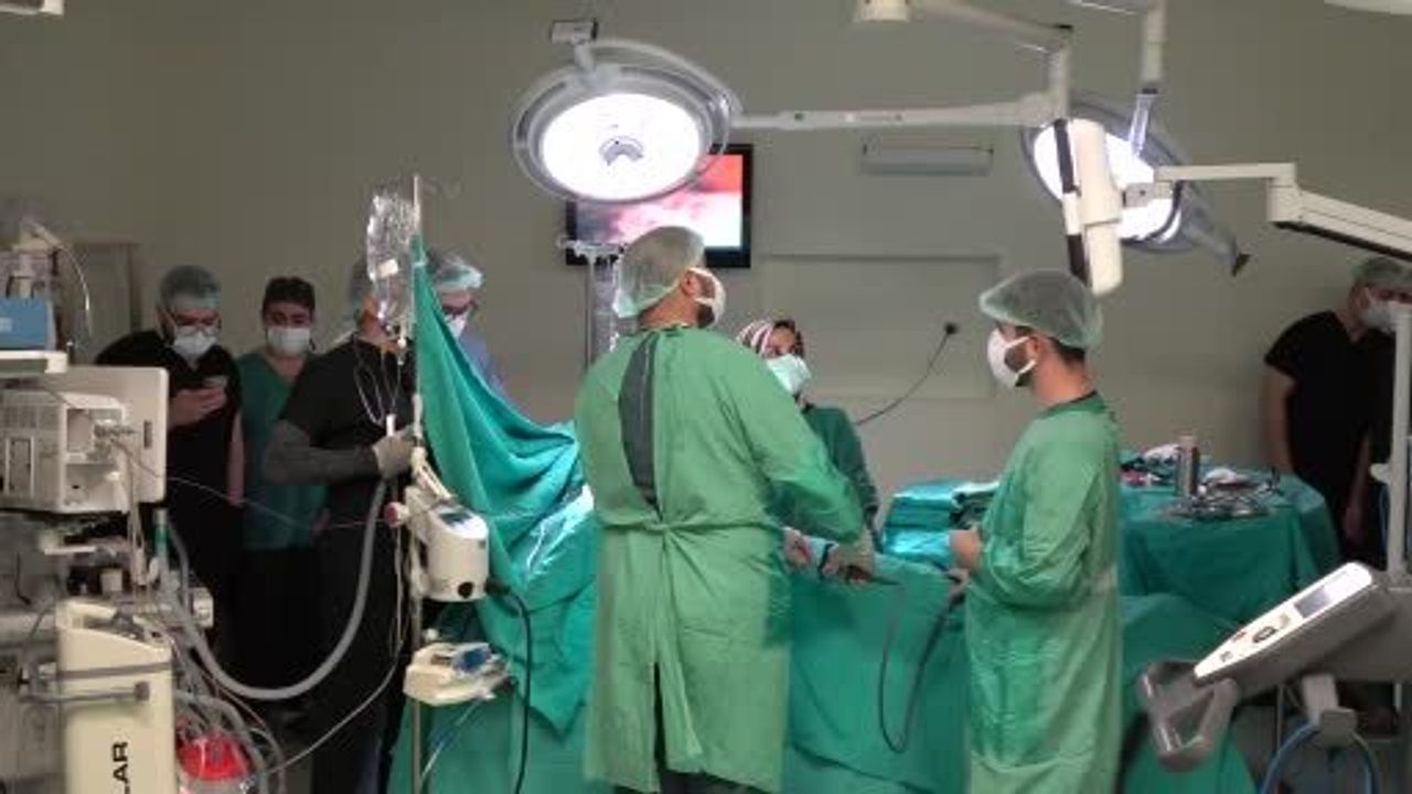 Erzurum Şehir Hastanesi'nde ilk: 75 yaşındaki hastanın göğüs tümörü 'Davinci' robotuyla alındı