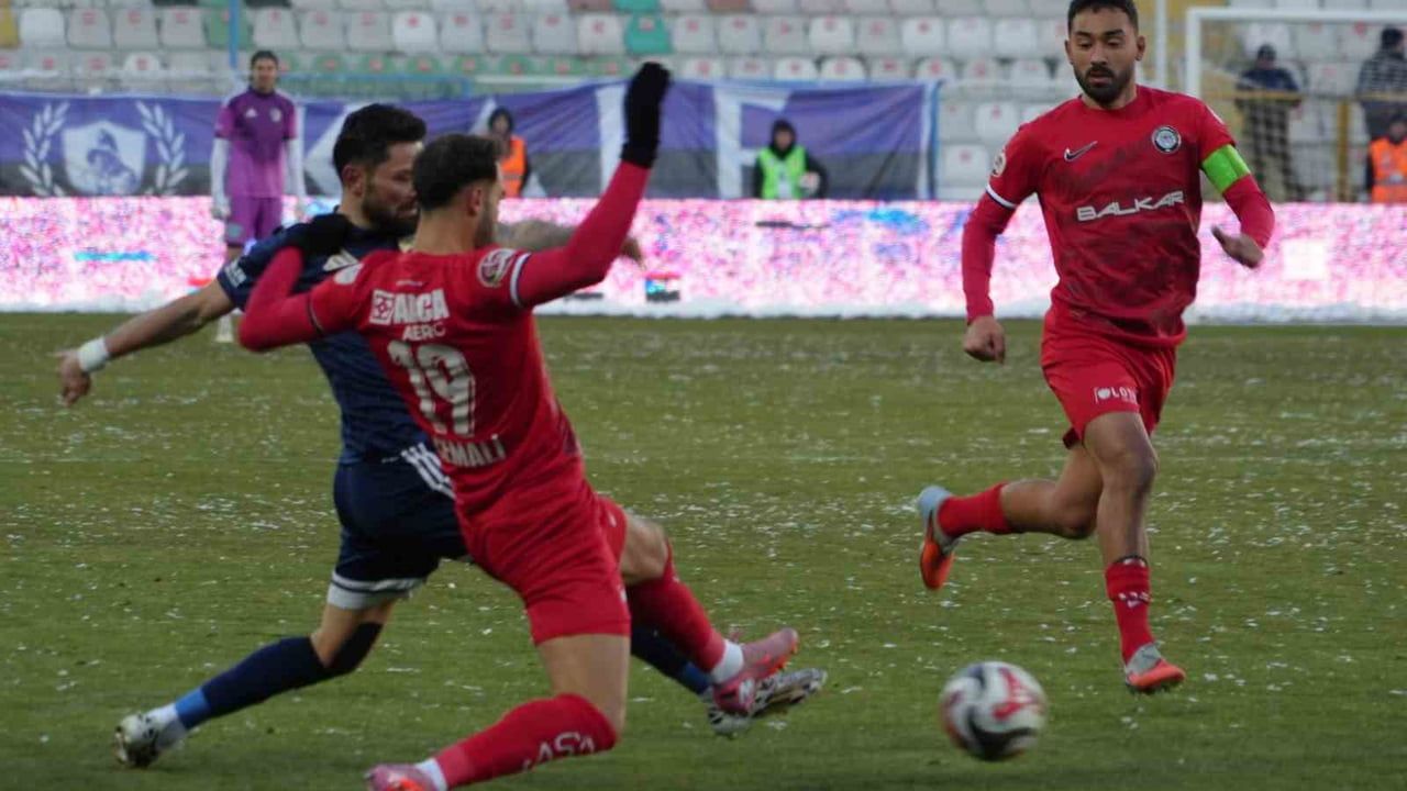 Erzurumspor FK, Çorum FK'yı 1-0 Yenerek İlk Yarının Son Maçını Galibiyetle Kapattı