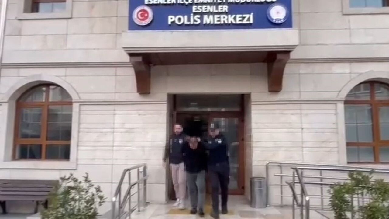 Esenler'de minibüste yankesicilik: Cep telefonu çalan şüpheli Ş.K. yakalandı