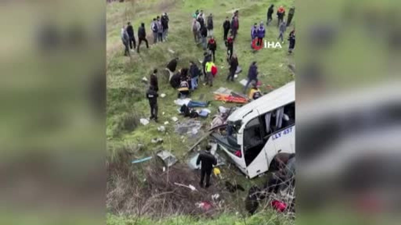 Esenyurt Nazım Hikmet Bulvarı'nda midibüs şarampole devrildi — Yaralılar olduğu bildirildi