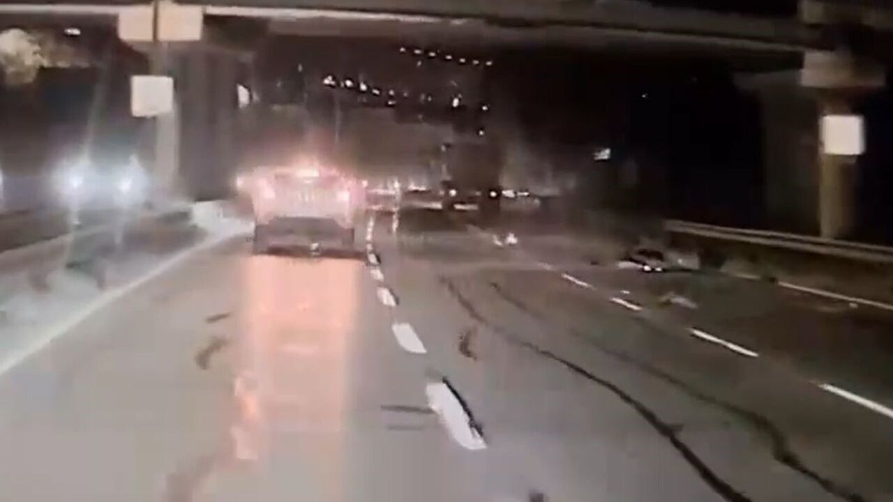 Esenyurt'ta alkollü olduğu iddia edilen kamyon sürücüsünün kuryeye çarpma anı kamerada