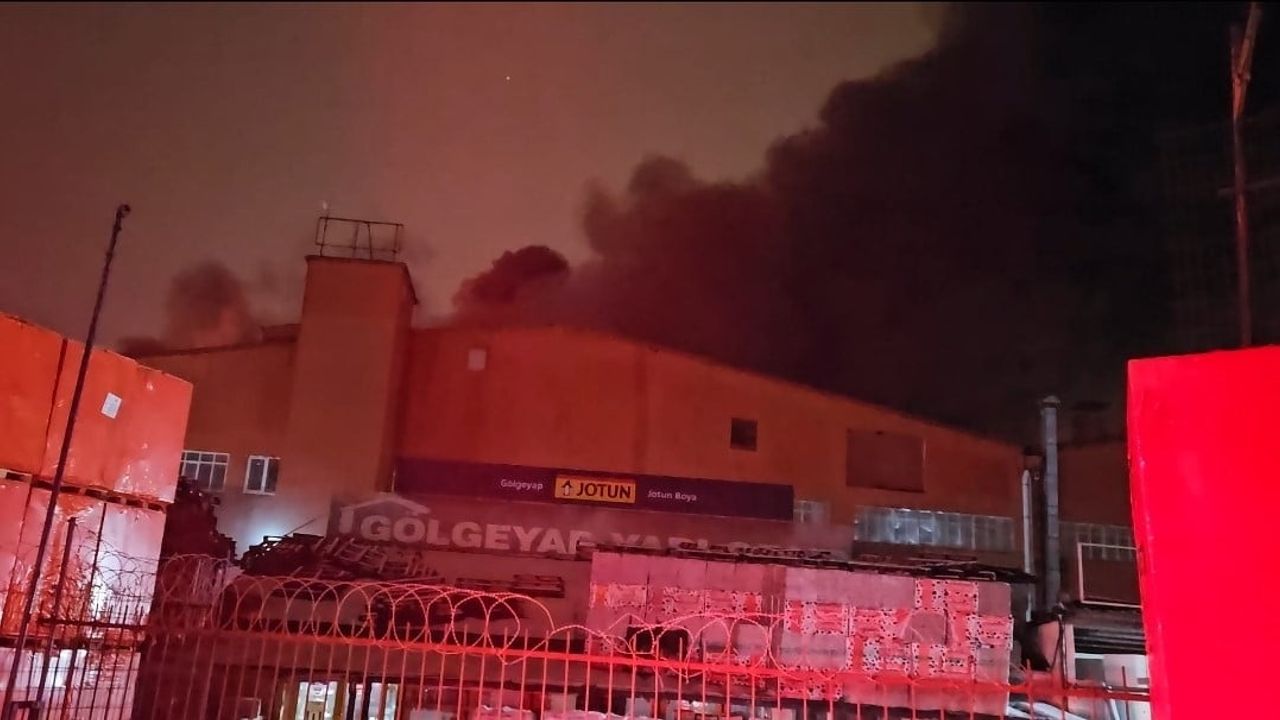 Esenyurt'ta hırdavat deposunda gece yangını; itfaiye 5 noktadan müdahale ediyor