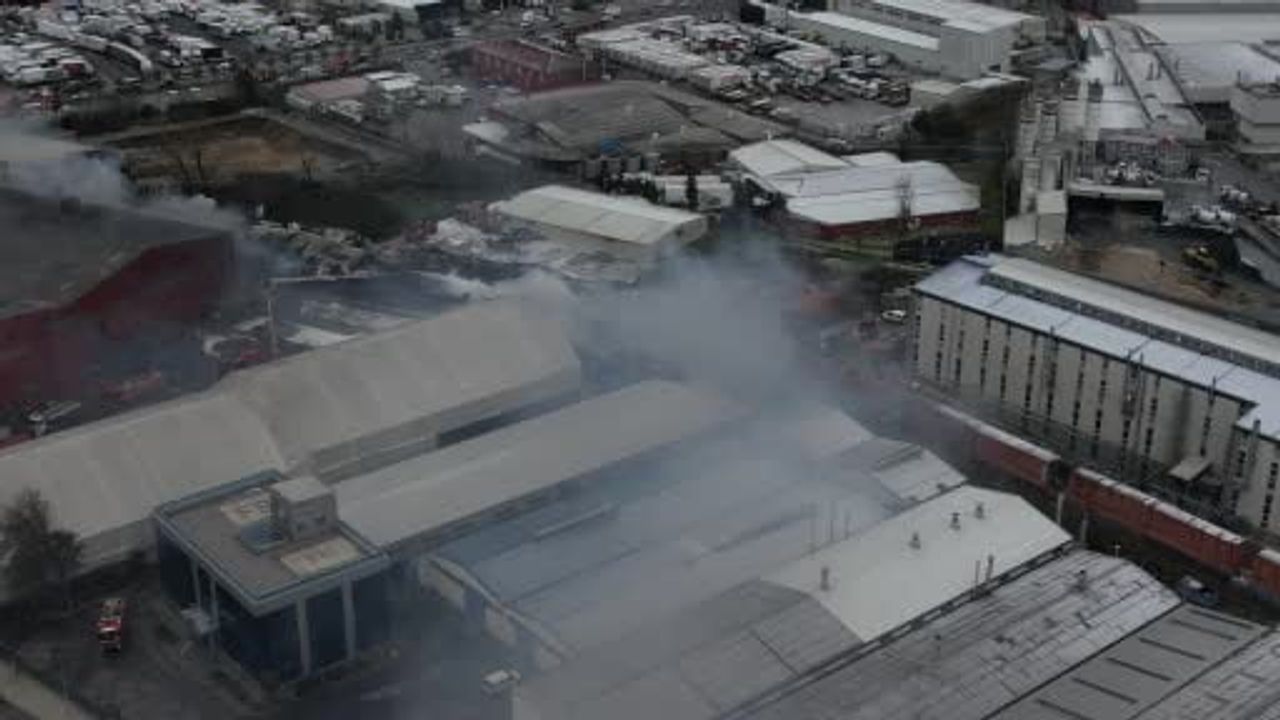 Esenyurt'ta hırdavat fabrikasında gece başlayan yangın gündüz de sürüyor