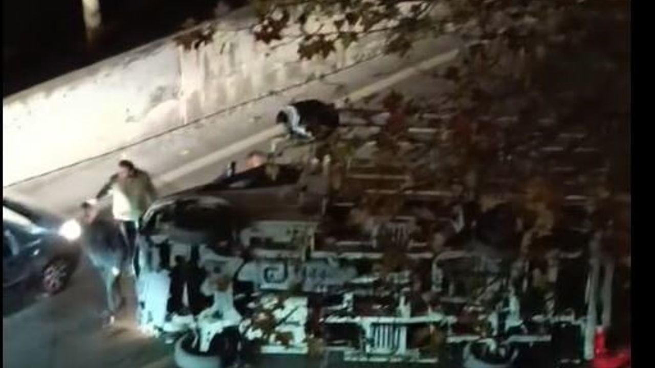 Esenyurt’ta iddia edilen alkollü sürücü makas atınca bariyerlere çarptı; araç devrildi