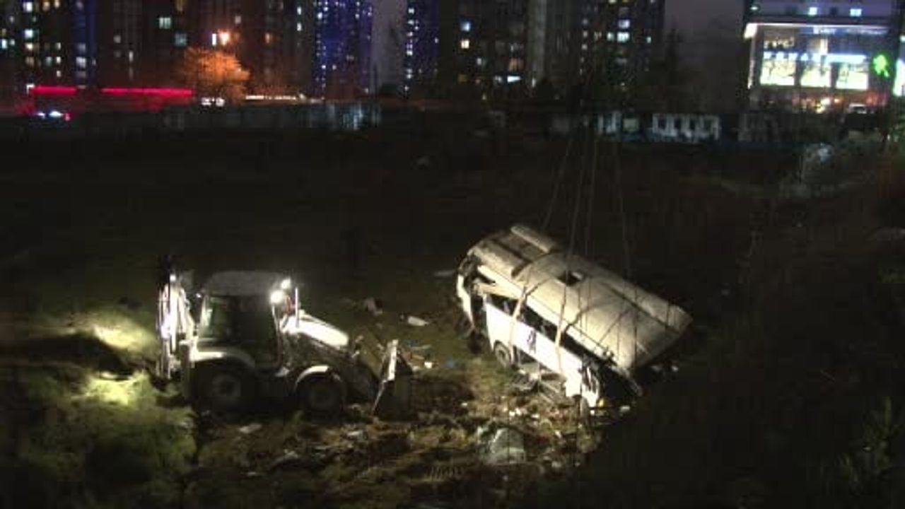 Esenyurt'ta Kontrolden Çıkan Servis Minibüsü: 4 Kişi Hayatını Kaybetti, Araç Vinçle Kaldırıldı