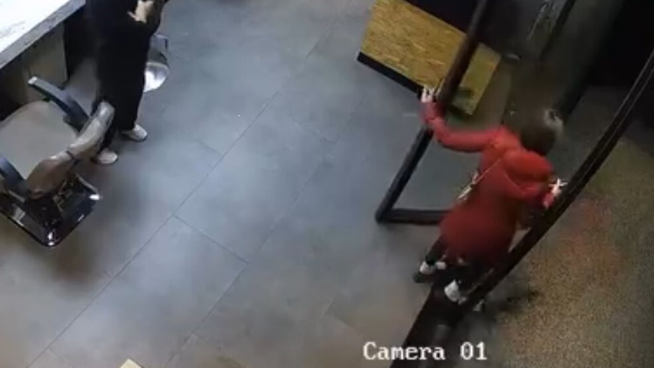 Esenyurt'ta kuaförde 3 bin TL'lik işlem sonrası kadın 'kartımı arabada unuttum' diyerek ödemeden ayrıldı