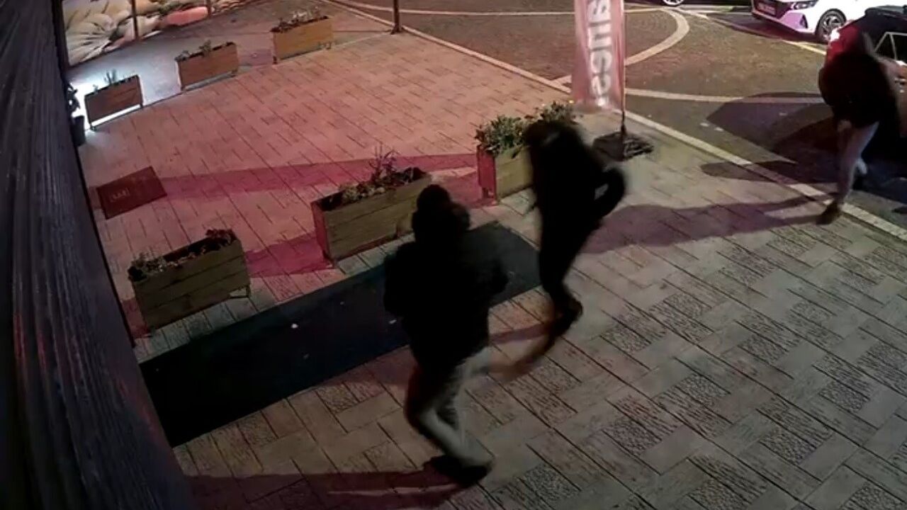 Esenyurt’ta kuyumcuya girme girişimi alarmla engellendi — güvenlik kamerası kaydetti