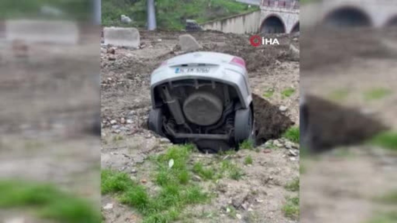 Esenyurt'ta obruk yaklaşık 3 metre derinliğe ulaştı; park halindeki araç çukura düştü