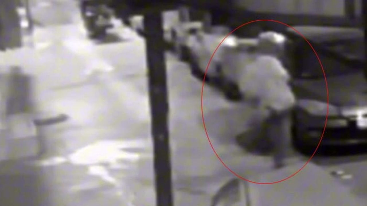 Esenyurt'ta para istediği iddia edilen kadın, yaşlı adama defalarca tekme attı — o anlar kamerada