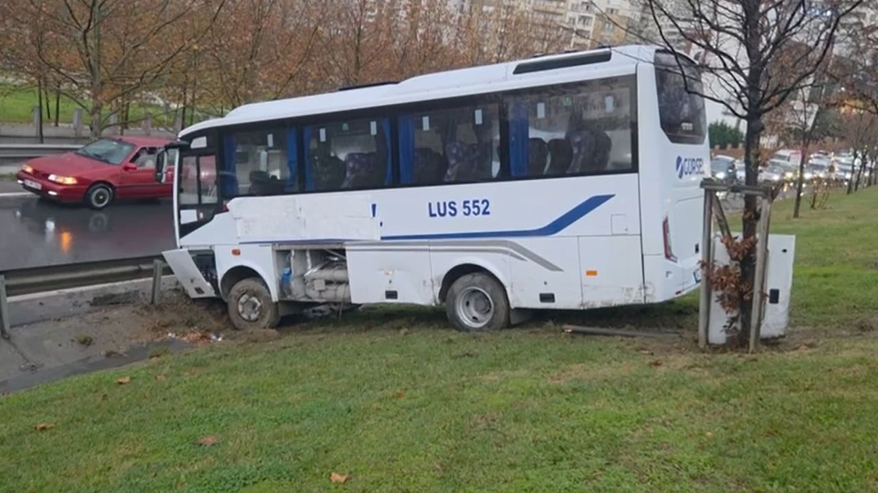 Esenyurt’ta servis minibüsü bariyerleri aşıp yeşil alana uçtu; yaralanma yok