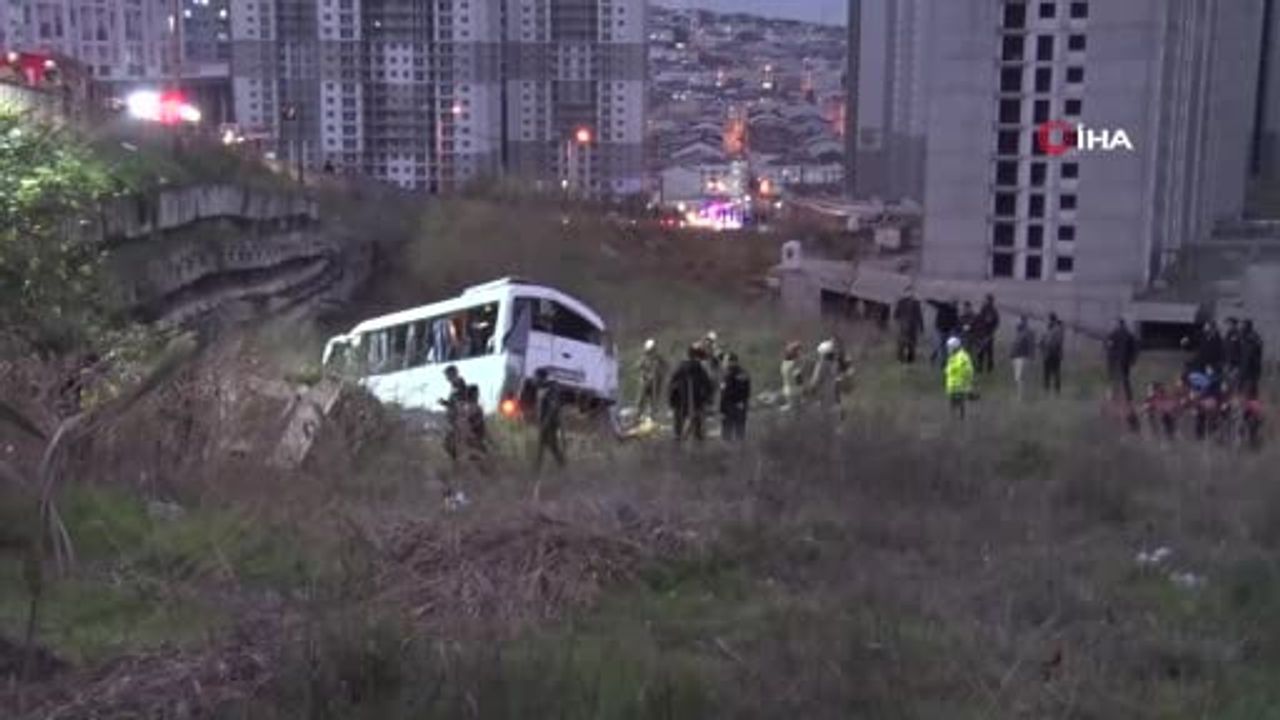 Esenyurt'ta servis minibüsü şarampole yuvarlandı: 2 ölü, 9 yaralı