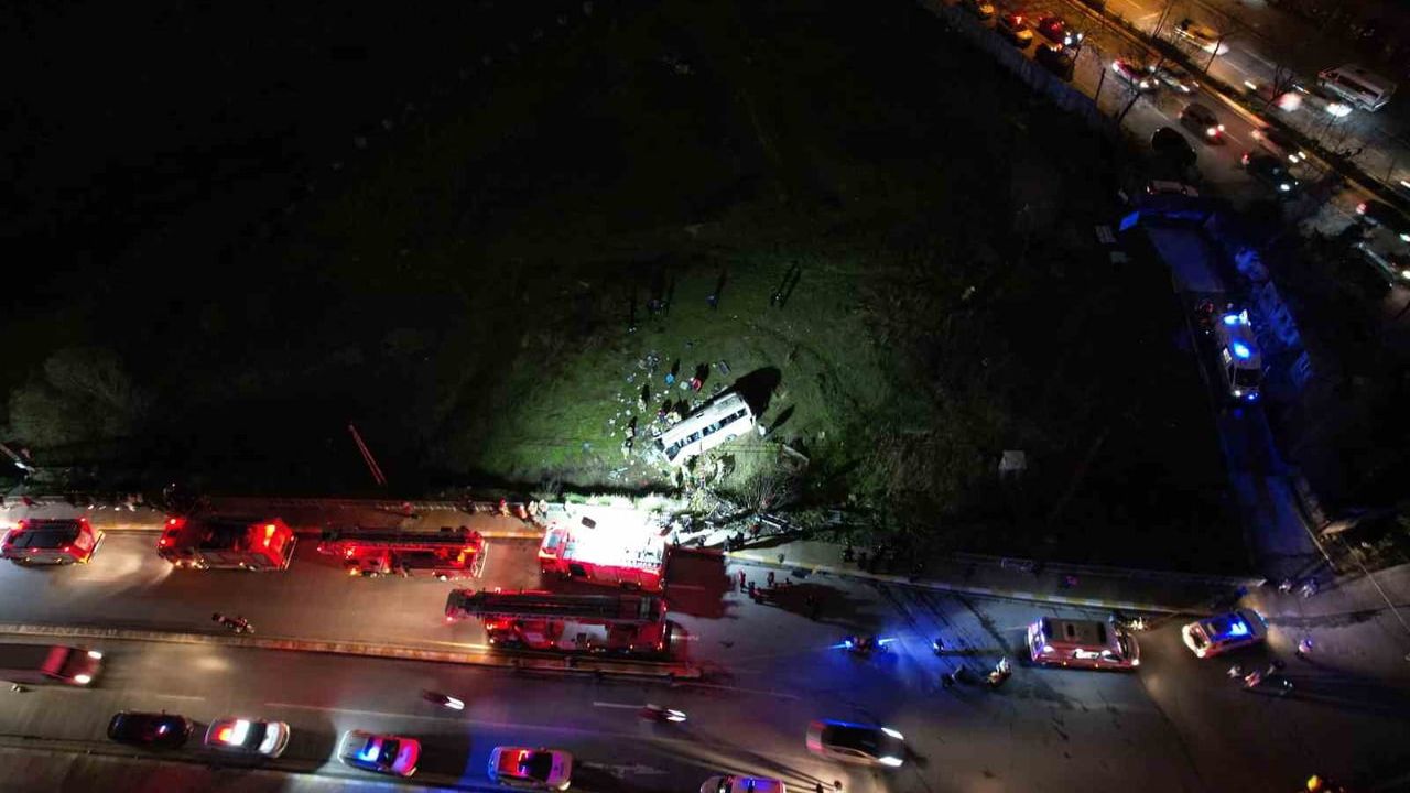 Esenyurt'ta servis minibüsü şarampole yuvarlandı: 2 ölü, 9 yaralı — Kaza bölgesi drone ile görüntülendi