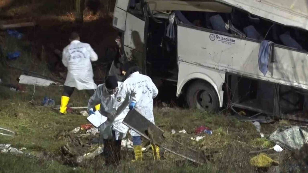 Esenyurt'ta servis minibüsü şarampole yuvarlandı: 4 ölü, 7 yaralı