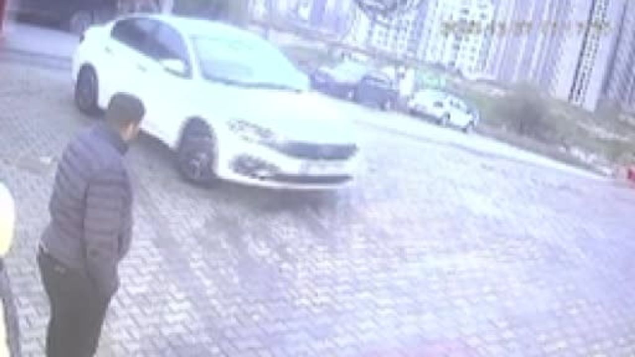 Esenyurt'ta servis minibüsü şarampole yuvarlandı: Güvenlik kamerası görüntüleri ortaya çıktı