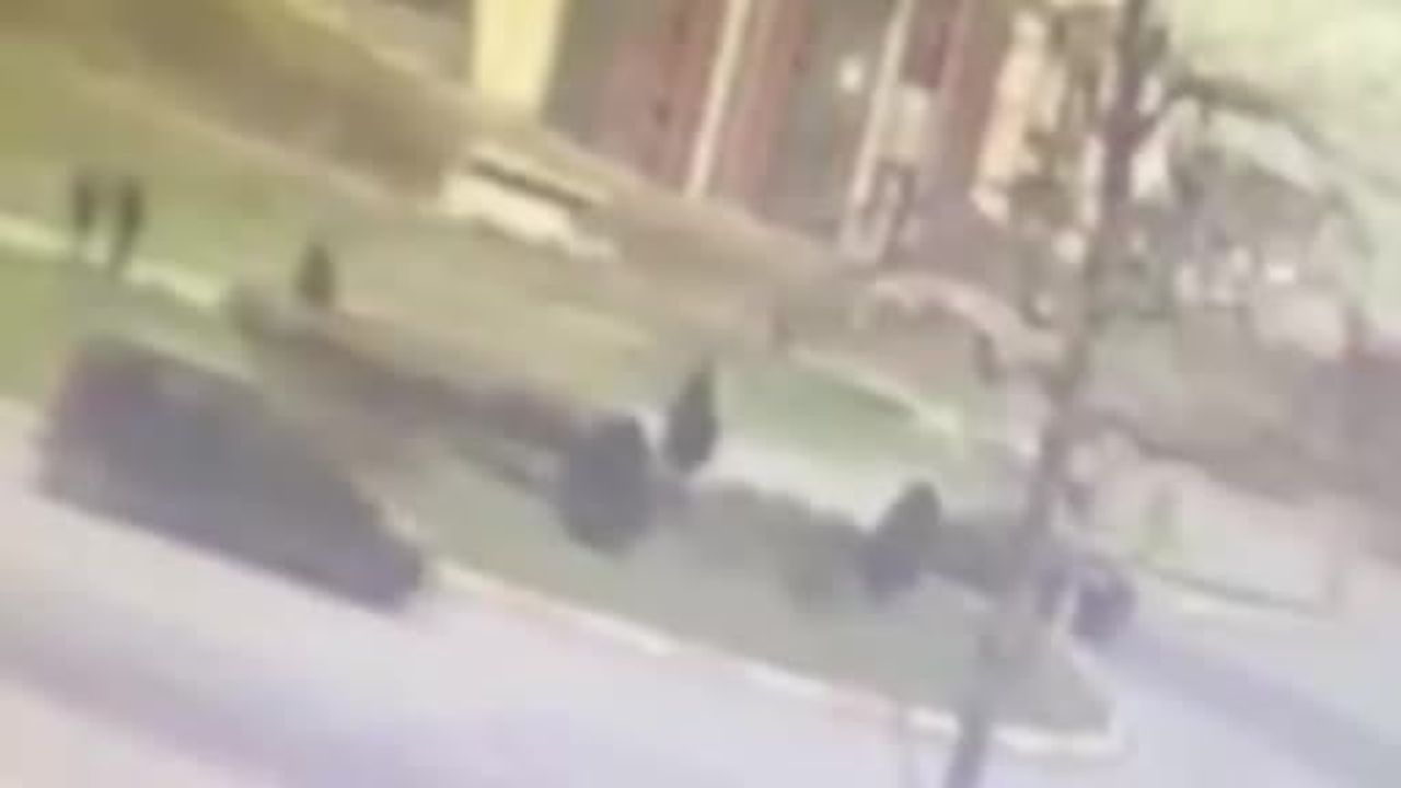 Esenyurt’ta servis minibüsü şarampole yuvarlandı: Güvenlik kamerası görüntüleri ortaya çıktı