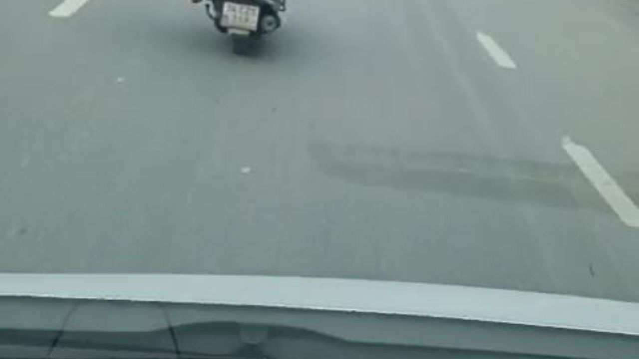 Esenyurt'ta tek elle direksiyon tutup eşya taşıyan motosiklet sürücüsünün görüntüleri