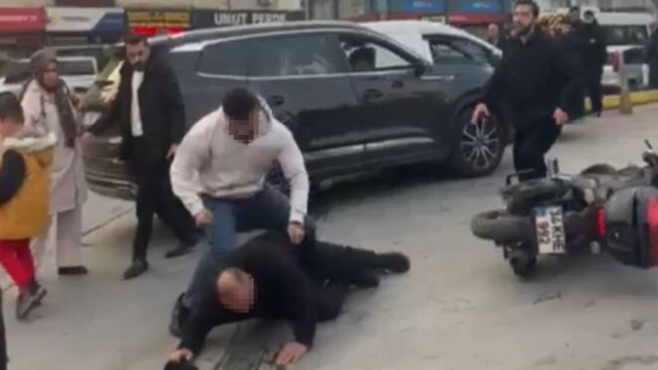 Esenyurt'ta trafikte tartışma kavgaya dönüştü: O anlar cep telefonu kamerasına yansıdı