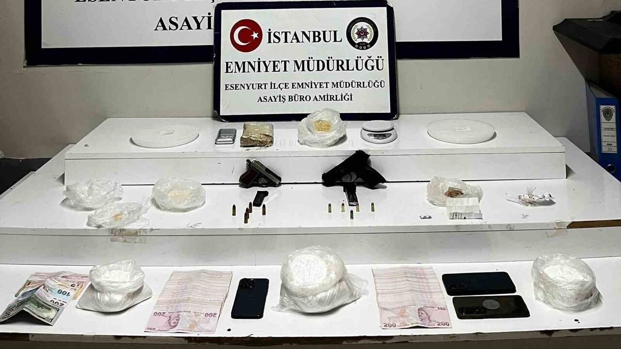 Esenyurt’ta uyuşturucu operasyonu: 2 gözaltı, 42 bin 585 TL ve çok sayıda uyuşturucu ele geçirildi