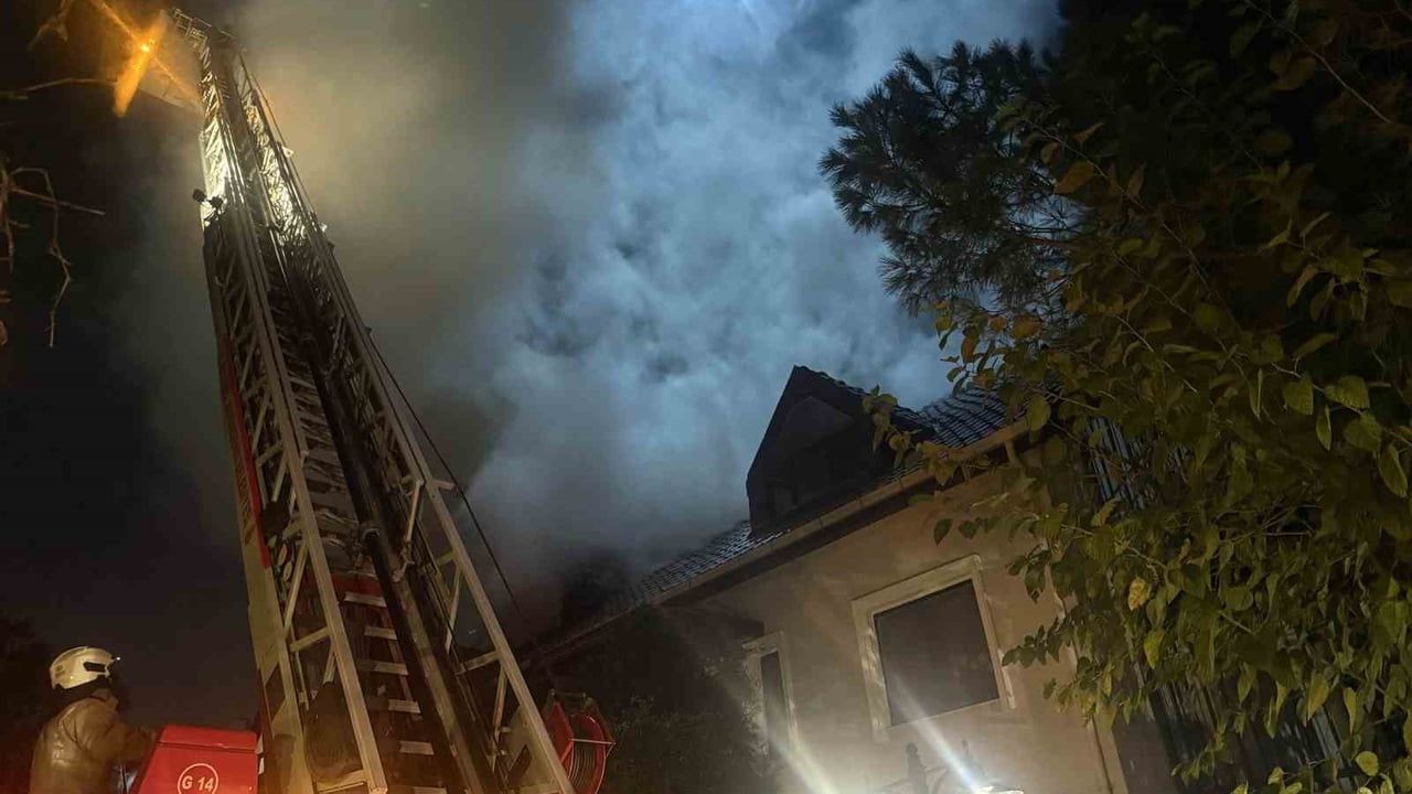 Esenyurt'ta villanın çatı katındaki yangın bitişik evin çatısına sıçradı