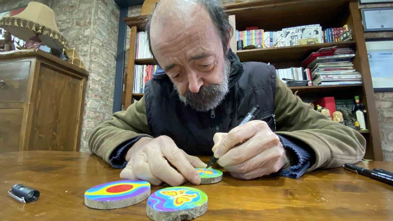 Eski karikatürcü Furkan Tangüner, çini mürekkebiyle ahşap ve seramik süs ürünleri üretip çizime devam ediyor