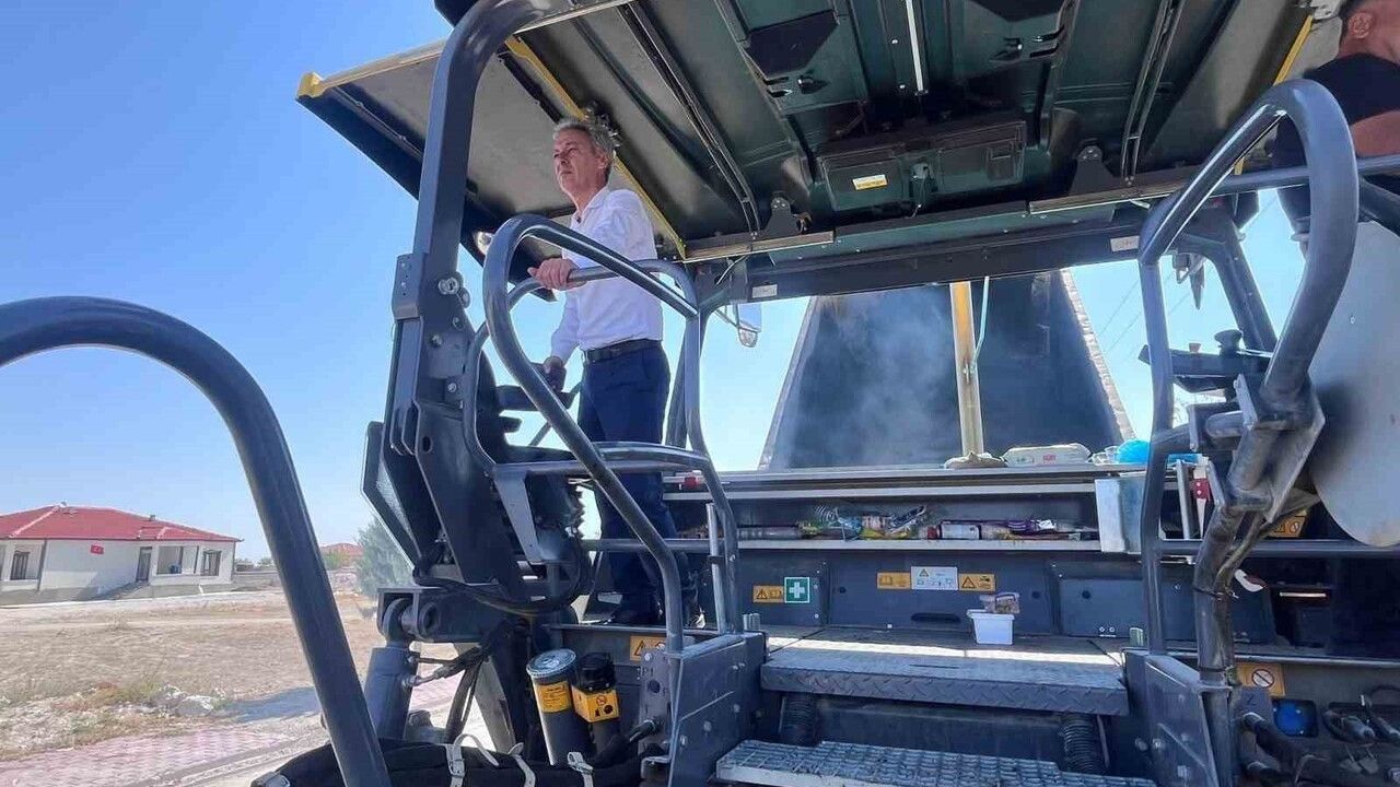 Eskil'de 12 bin 215 metre yol yenilendi; Başkan Zavlak çalışmaları inceledi