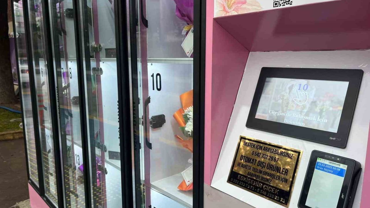 Eskişehir Anadolu Üniversitesi kampüsüne çiçek otomatı yerleştirildi