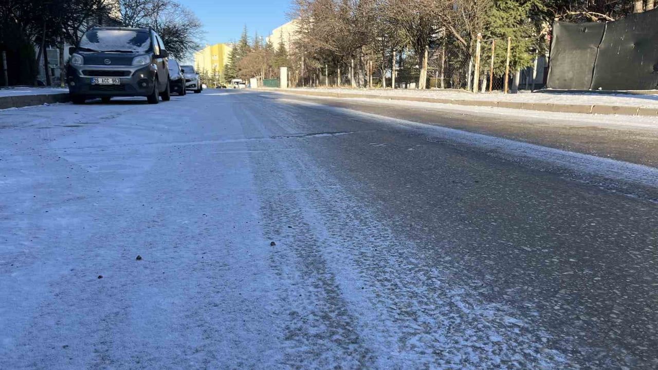 Eskişehir Çankaya Mahallesi'nde yollar buzlanma nedeniyle risk oluşturuyor