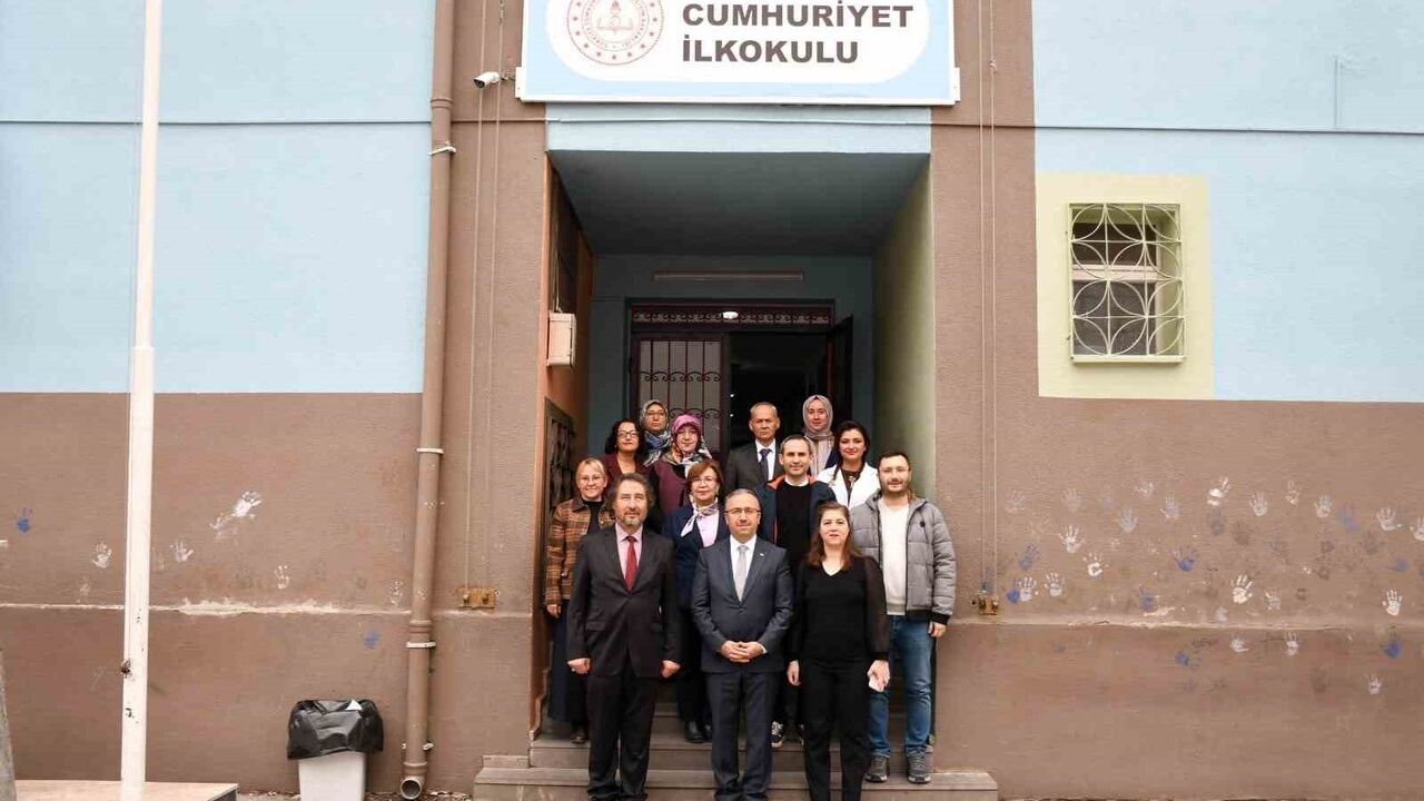 Eskişehir'de 1896'dan beri eğitim veren Cumhuriyet İlkokulu'na ziyaret