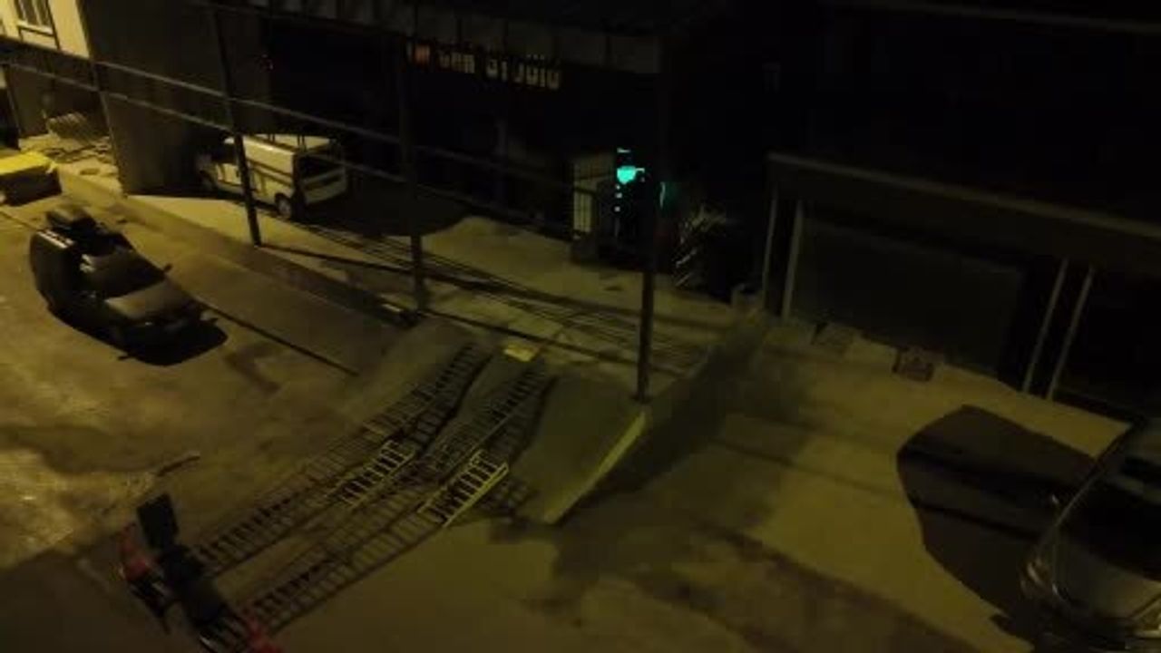 Eskişehir'de 210 mikron TPU PPF kaplamayla gündüz beyaz, gece yeşil parlayan otomobil