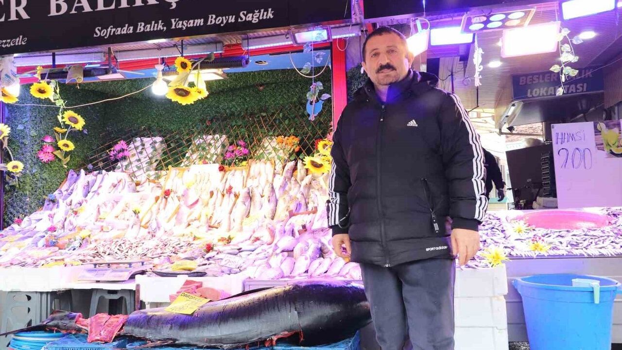 Eskişehir'de 280 kiloluk orkinos Taşbaşı tezgahında satışa çıktı