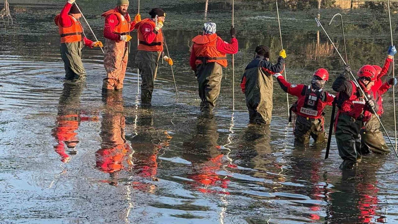 Eskişehir'de 4 gündür kayıp öğretmen için su ve kıyı arama çalışmaları sürüyor