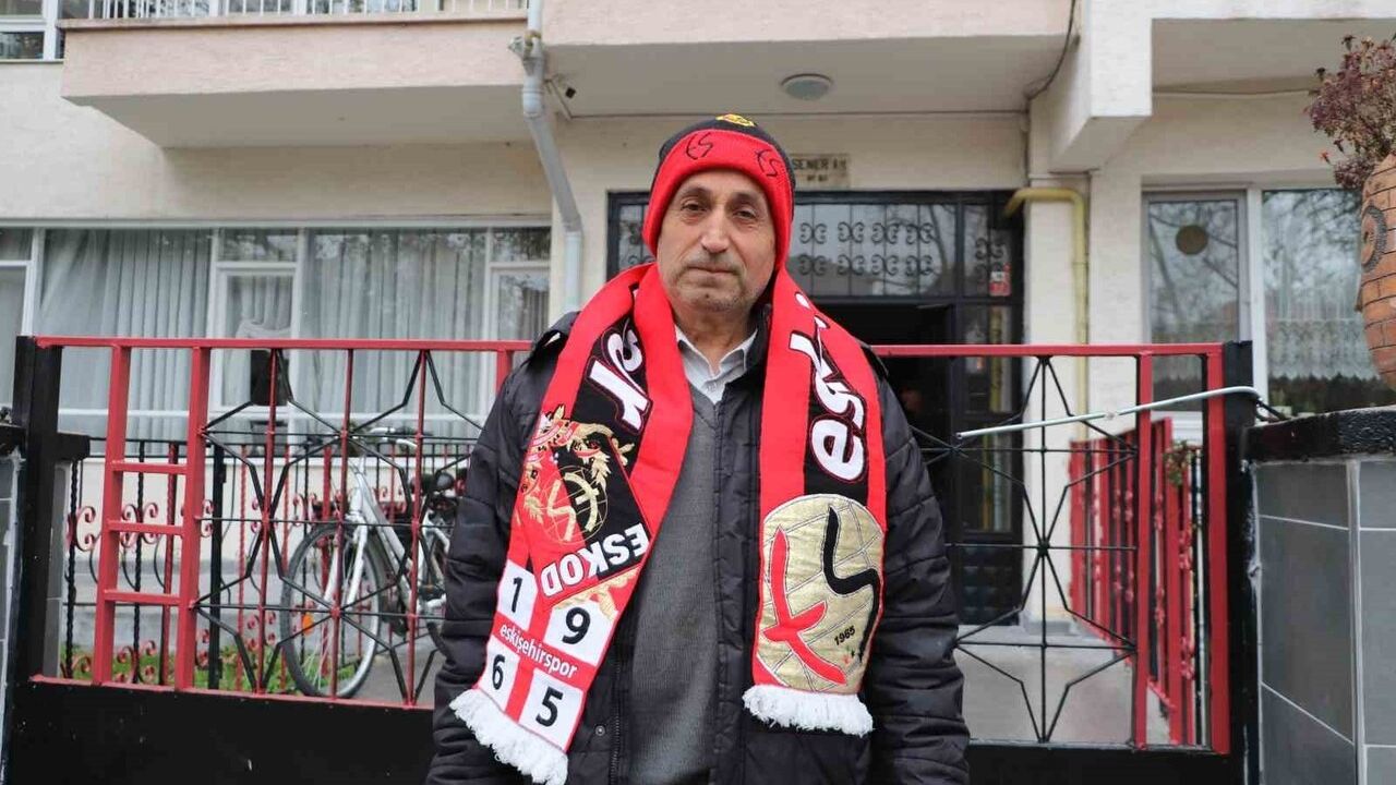 Eskişehir’de apartman sakinleri binayı Eskişehirspor renklerine boyadı